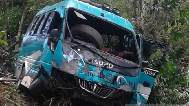 Minibus Pariwisata Terjun ke Jurang, Dua Tewas dan Belasan Penumpang Luka