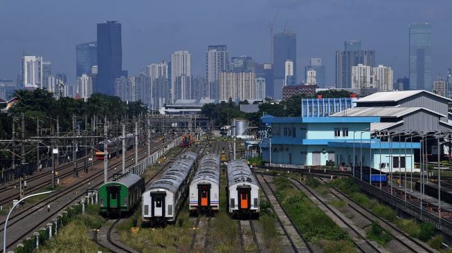 Sejumlah gerbong kereta terparkir di kawasan Depo Cipinang, Jakarta Timur, Minggu (21/3/2021). ANTARA FOTO/Sigid Kurniawan