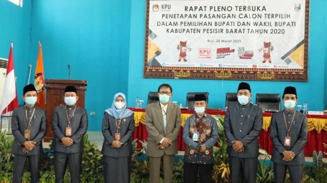 Agus Istiqlal-Zulqoini Syarief Jadi Bupati dan Wakil Bupati Pesisir Barat