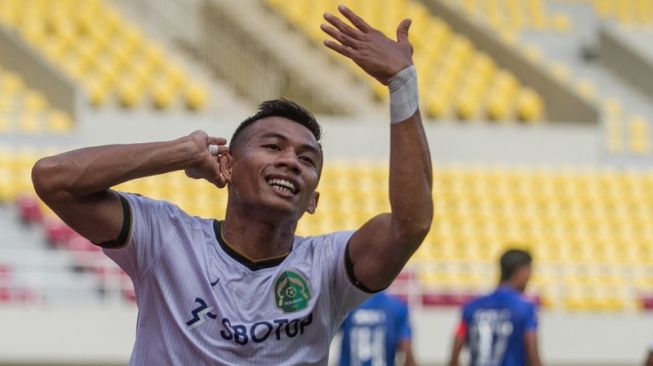 Pemain Tira Persikabo, Ahmad Nufiandani melakukan selebrasi usai mencetak gol ke gawang Arema FC pada pertandingan Piala Menpora 2021 di Stadion Manahan, Solo, Minggu (21/3/2021) sore. [ANTARA FOTO/Mohammad Ayudha]