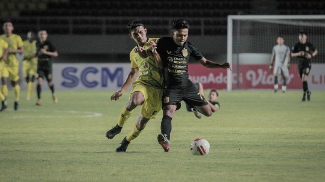 Pemain PSIS Semarang, Fandi Eko Utomo (kanan) berebut bola dengan pemain Barito Putra, Dandi Maulana Abdulhak pada pertandingan Piala Menpora 2021 di Stadion Manahan, Solo, Minggu (21/3/2021) malam WIB. [ANTARA FOTO/Mohammad Ayudha]