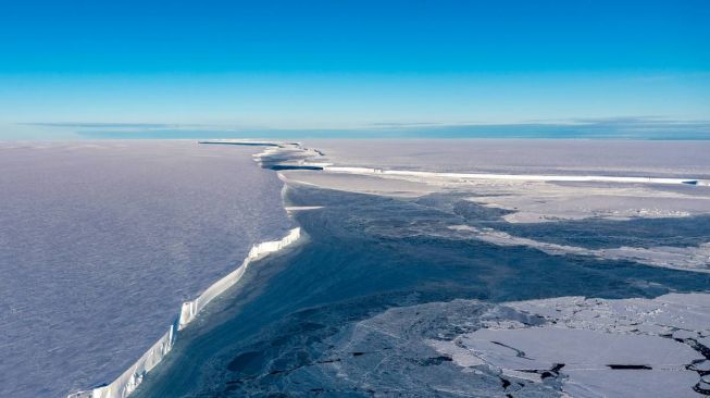Gunung es A-74 yang baru terpecah di Antartika. [Alfred Wegener Institute for Polar and Marine Research (AWI)]
