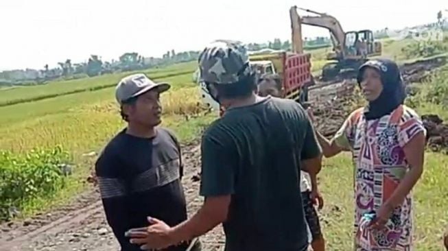 Kasus Galian C, Ibu-ibu dan Anak-anak Ikut Hadang Alat Berat