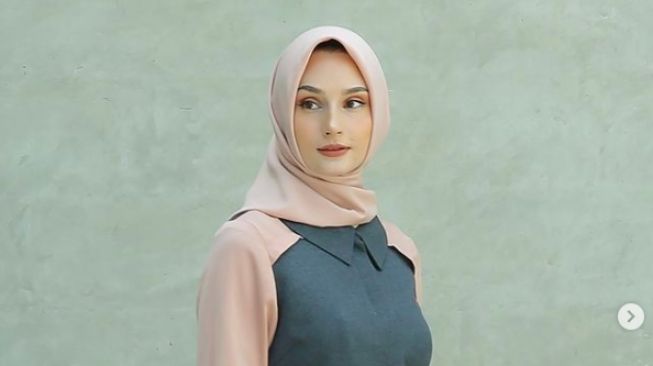 Tampilan Busana Kerja Muslimah Praktis nan Elegan, Bisa Coba Pilihan Ini