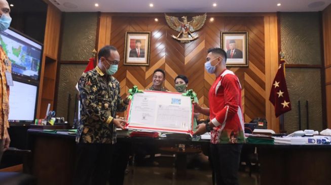 Kantongi KTP Baru, Aprilio Perkasa Manganang Merasa Terlahir Kembali