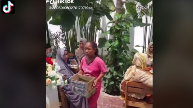 Viral Video Wanita Minta Sumbangan di Acara Kondangan, Diusir Malah Ngamuk