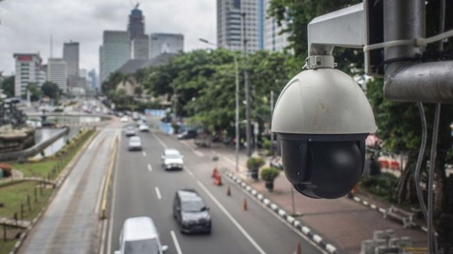 Kendaraan melintas di bawah kamera Closed Circuit Television (CCTV) di Jalan Medan Merdeka Barat, Jakarta, Sabtu (23/1/2021). Direktorat Lalu Lintas Polda Metro Jaya menargetkan 100 kamera electronic traffic law enforcement (ETLE) terpasang di sejumlah ruas jalan di Jakarta pada 2021 [ANTARA FOTO/Aprillio Akbar/rwa].