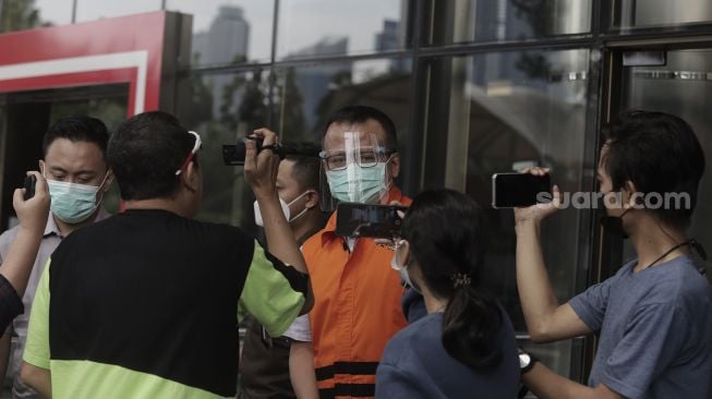 Mantan Menteri Kelautan dan Perikanan Edhy Prabowo berjalan keluar usai menjalani pemeriksaan di gedung KPK, Jakarta, Senin (22/3/2021). [Suara.com/Angga Budhiyanto]