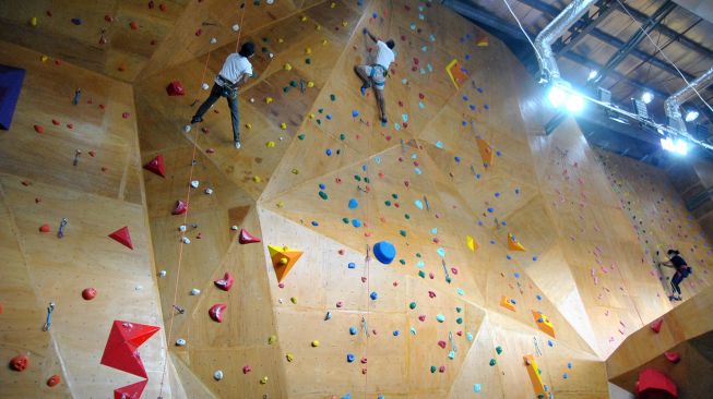 Pengunjung bermain panjat dinding di Boulder Climbing Gym, Boxies 123 Mall, Kota Bogor, Jawa Barat, Minggu (21/3/2021). ANTARA FOTO/Arif Firmansyah
