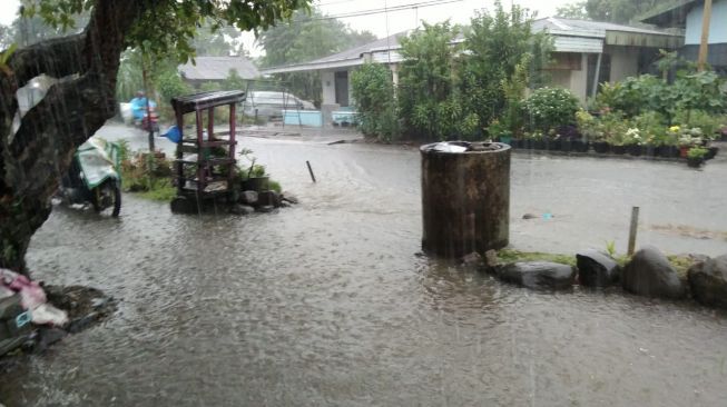 Tengah Malam, Ratusan Rumah Warga Padang Terendam Banjir