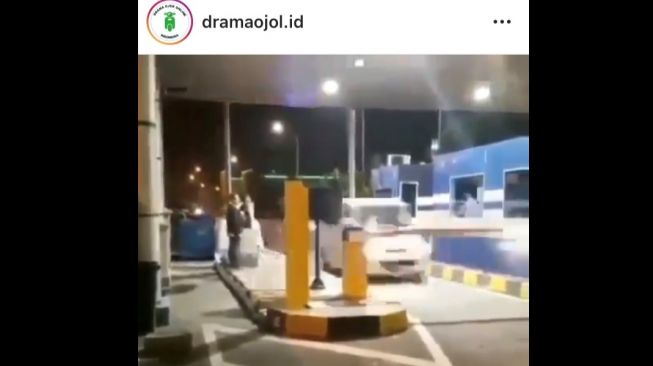 Uji cova touchless card dengan RFID yang viral [capture Instagram: dramaojol.id].