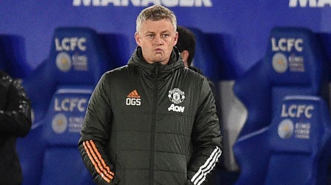 Manajer Manchester United, Ole Gunnar Solskjaer menyaksikan timnya berlaga dari pinggir lapangan, pada laga Piala FA 2020/2021 kontra Leicester City di King Power Stadium, Senin (22/3/2021). [OLI SCARFF / POOL / AFP]