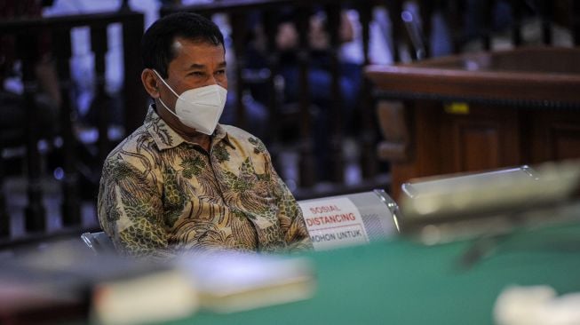 Mantan Bupati Bogor Rachmat Yasin, yang juga terdakwa kasus dugaan penerimaan gratifikasi dari sejumlah satuan kinerja perangkat daerah (SKPD) di Kabupaten Bogor menjalani sidang dengan agenda pembacaan putusan, di Pengadilan Tipikor, Bandung, Jawa Barat, Senin (22/3/2021). ANTARA FOTO/Raisan Al Farisi