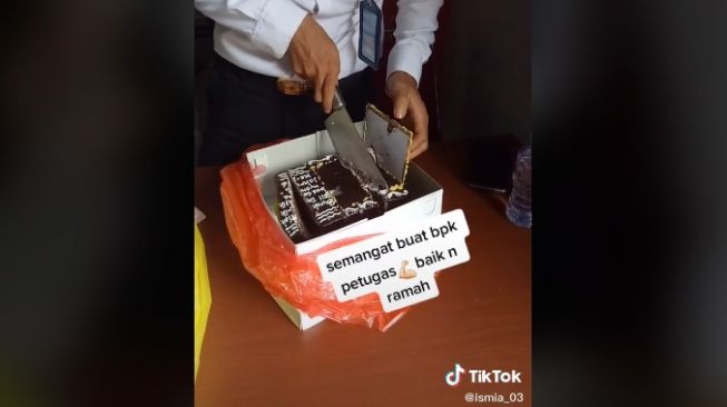 Pemeriksaan kue ultah yang akan dikirim ke lapas (tiktok.com/@ismia_03)