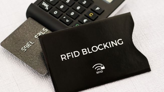 Demi pengamanan pemakaian kartu Radio Frequency Dentification (RFID) tersedia pula fitur lock dan anti penggunaan RFID. Sebagai ilustrasi [Envato Elements/Shunga_Shanga].