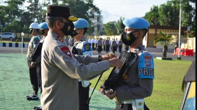 Curi Senpi di Gudang lalu Menjualnya, Tiga Anggota Polda Babel Dipecat