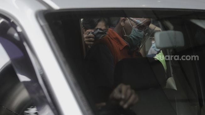 Mantan Menteri Kelautan dan Perikanan Edhy Prabowo memasuki mobil tahanan usai menjalani pemeriksaan di gedung KPK, Jakarta, Senin (22/3/2021). [Suara.com/Angga Budhiyanto]