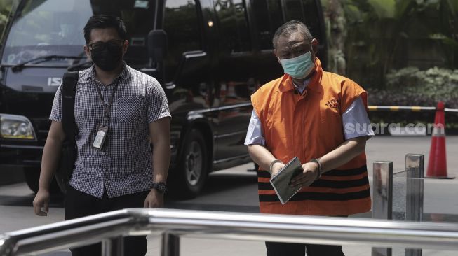 Pejabat Pembuat Komitmen (PPK) di Kementerian Sosial, Matheus Joko Santoso (kanan) bersiap menjalani pemeriksaan lanjutan di Gedung KPK, Jakarta, Senin (22/3/2021). [Suara.com/Angga Budhiyanto]