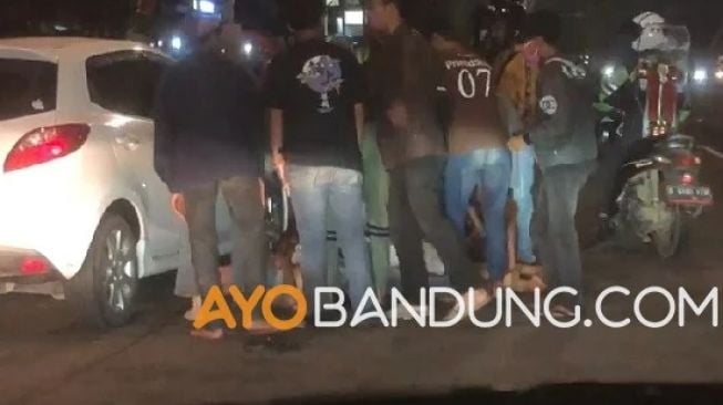 Bercandanya Kelewatan, Dua Sejoli Hampir Mati Terlindas Mobil