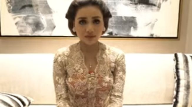 Dalam prosesi siraman, Aurel terlihat begitu ayu dengan kemben kain jumputan berwarna merah, yang dipadukan dengan kebaya tradisional sebagai luaran. (Youtube Aurelie Hermansyah).