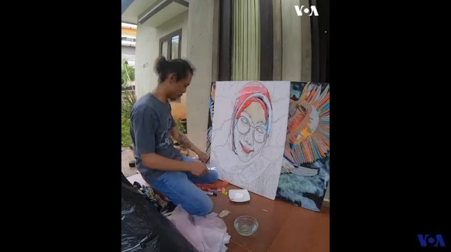 Peduli Lingkungan, Seniman Ini Ubah Sampah Plastik Jadi Lukisan