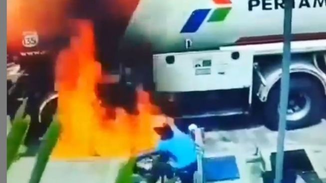 Detik-detik Truk BBM Terbakar saat Bongkar Muat, Aksi Petugas Jadi Sorotan