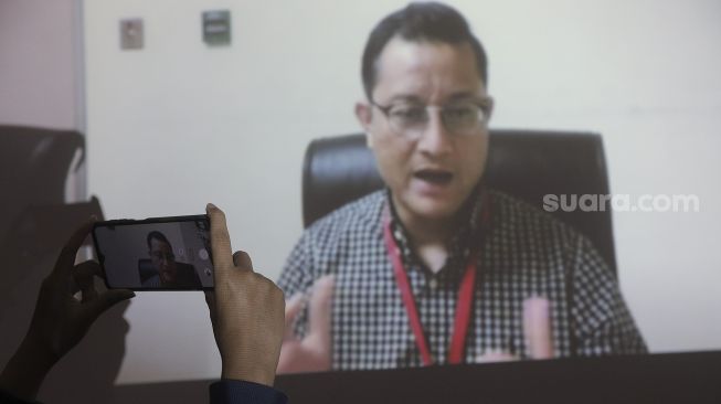 Mantan Menteri Sosial Juliari Peter Batubara memberikan kesaksian saat sidang yang berlangsung secara virtual di Gedung KPK, Jakarta, Senin (22/3/2021). [Suara.com/Angga Budhiyanto]