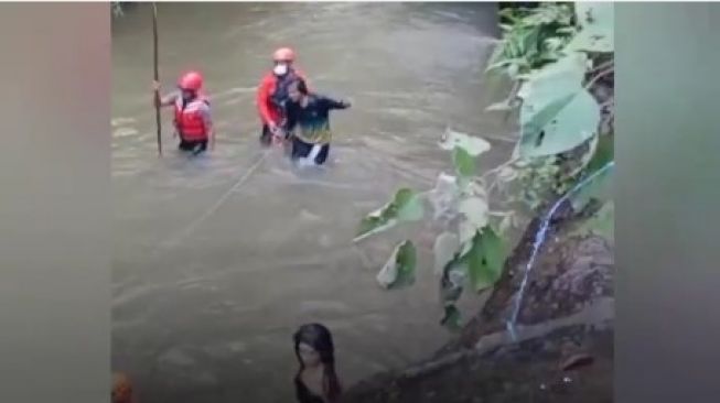 Viral Penampakan Wanita di Sungai Petanu Ubud saat Cari Korban Kecelakaan