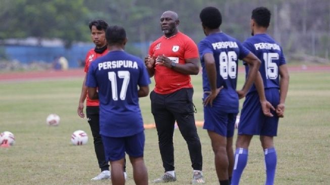 Pelatih Persipura, Jackson F Tiago memimpin latihan tertutup tim di Jayapura. [ANTARA/HO/Humas Persipura]