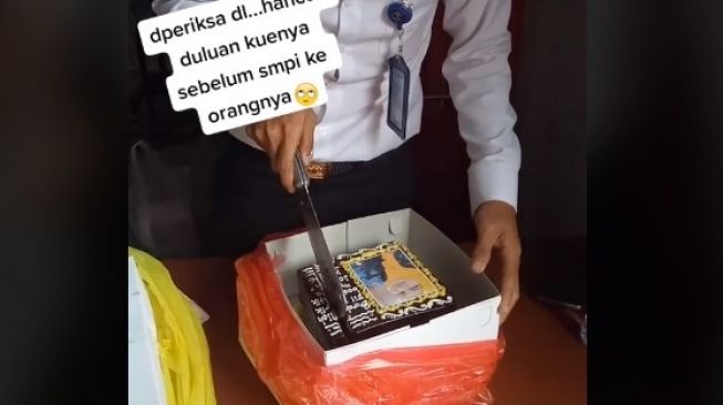 Wanita kirim kue ulang tahun ke penjara. (TikTok)
