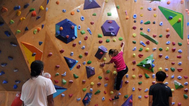 Pengunjung bermain panjat dinding di Boulder Climbing Gym, Boxies 123 Mall, Kota Bogor, Jawa Barat, Minggu (21/3/2021). ANTARA FOTO/Arif Firmansyah
