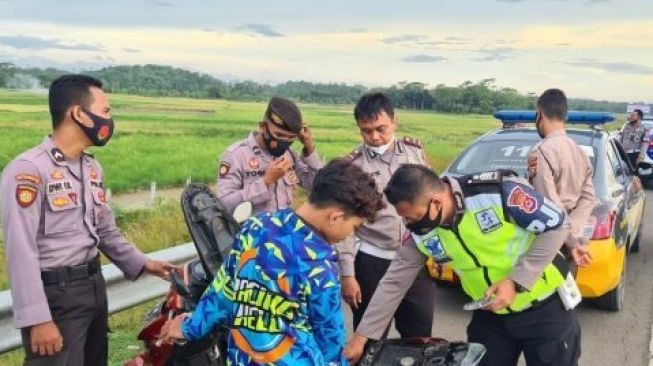 Uang Taruhan dan Motor Pebalap Liar di Ruas Tol Serang-Panimbang Diamankan