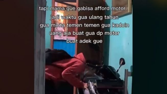 Kakak belikan adik sepeda motor. (TikTok/@sfr.jhn)