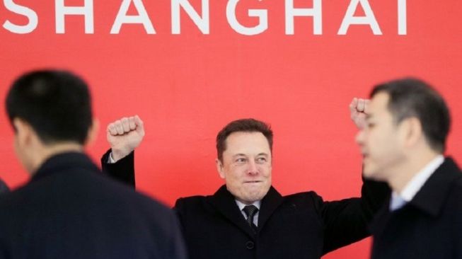 El director ejecutivo de Tesla, Elon Musk (centro), en la ceremonia de su nueva planta de automóviles eléctricos en 2019 en Shanghai, China. [Xinhua/mii via ANTARA].