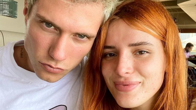 Bella Thorne Tunangan dengan Benjamin Masolo