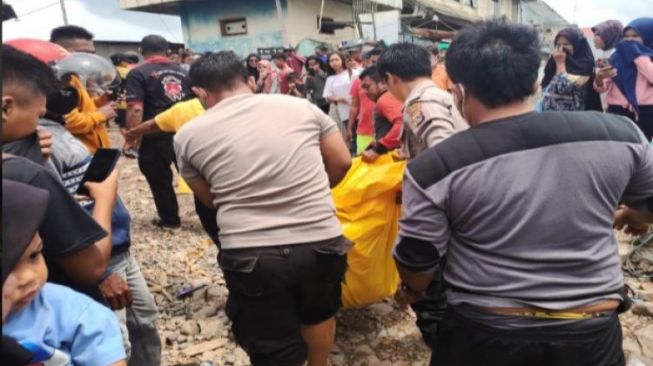 Warga Bima Gempar Temukan Mayat Membusuk Tanpa Lengan dan Kaki di Laut