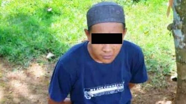 Kukuh Penggal Kepala Ayah Kandung Lalu Ditenteng Keliling Kampung