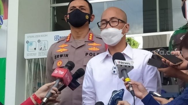 Humas Pengadilan Negeri Jakarta Timur, Alex Adam saat ditemui wartawan. (Suara.com/Yaumal)