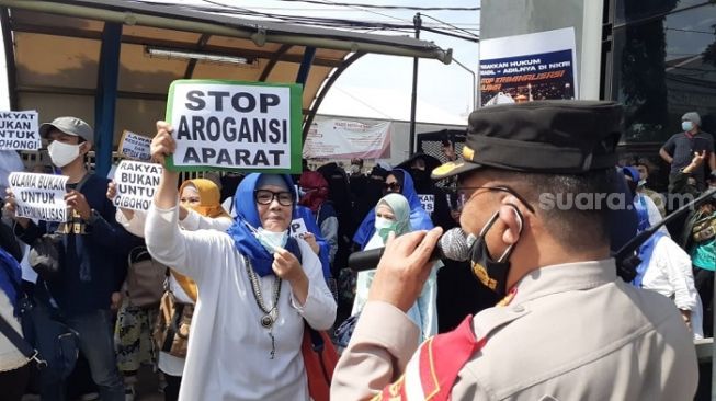 Demo Lagi usai Bubar, Polisi Ancam Tes Swab Emak-emak Pendukung Rizieq