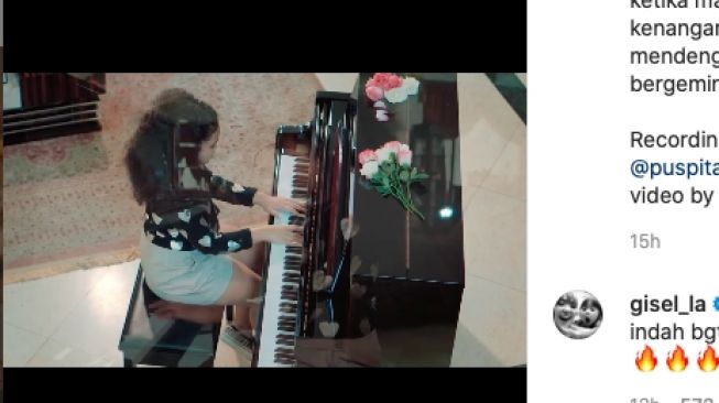 Amora bermain piano dan bernyanyi [instagram]