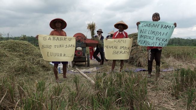 Sejumlah petani dan anggota Persatuan Penggilingan Padi (Perpadi) DPC Kabupaten Purbalingga melakukan aksi menolak rencana impor beras di Desa Brobot, Bojongsari, Purbalingga, Jateng, Selasa (23/03/2021). ANTARA FOTO/Idhad Zakaria