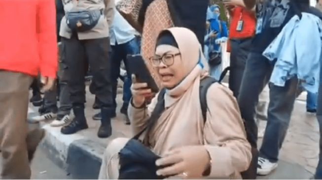 Viral Aksi Emak-emak Saat Sidang Habib Rizieq, Ngaku Saudara Kombes Polisi