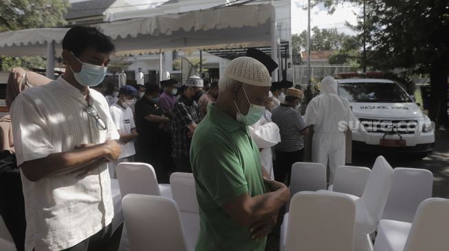 Kerabat dan keluarga menyolatkan jenazah Mantan Jaksa Agung Basrief Arief di rumah duka di kawasan Petogogan, Kebayoran Baru, Jakarta, Selasa (23/3/2021). [Suara.com/Angga Budhiyanto]