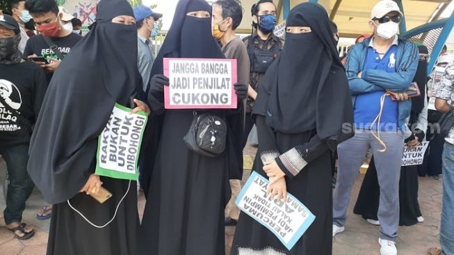 Sejumlah wanita yang merupakan pendukung Habib Rizieq Shihab saat mendatangi PN Jakarta Timur. (Suara.com/Yaumal)