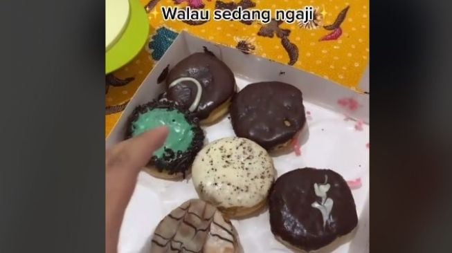 Donat Cokelat Mau Diambil, Emak Ini Langsung Pause Ngaji