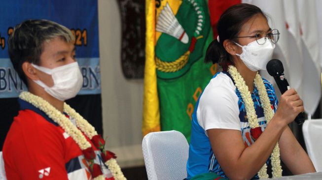 Pebulutangkis All England Indonesia Greysia Polli (kanan) bersama bersama Marcus F Gideon memberikan keterangan pers setibanya dari Inggris di Terminal VVIP Bandara Soekarno Hatta, Tangerang, Banten, Senin (22/3/2021)malam. ANTARA FOTO/Muhammad Iqbal
