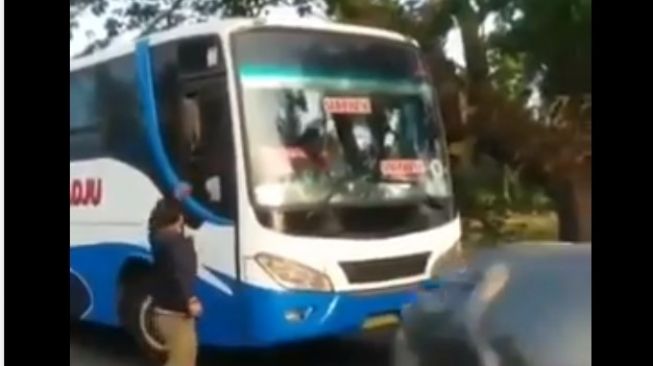 Penumpang Kijang Innoca gagalkan ulah sopir bus yang lawan arah di jalan (Instagram)