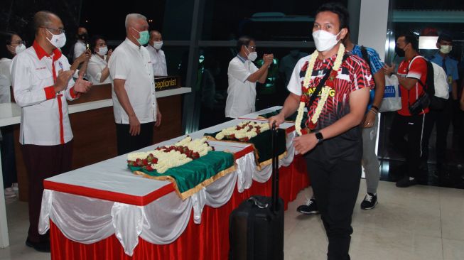 Pebulutangkis All England Indonesia Mohammad Akhsan (kanan) bersama pemain lainnya disambut pengurus PB PBSI setibanya dari Inggris di Terminal VVIP Bandara Soekarno Hatta, Tangerang, Banten, Senin (22/3/2021)malam. ANTARA FOTO/Muhammad Iqbal