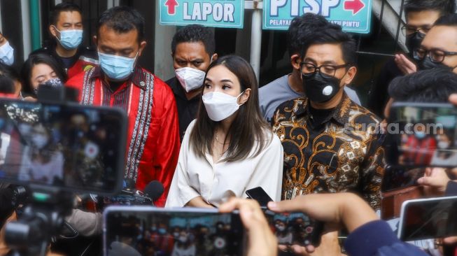 Penyanyi Gisella Anastasia memberi pernyataan kepada awak media usai menjadi saksi di sidang lanjutan penyebar video asusila dirinya dan Michael Yukinobu De Fretes di Pengadilan Negeri Jakarta Selatan, Selasa (23/3/2021). [Suara.com/Alfian Winanto] 