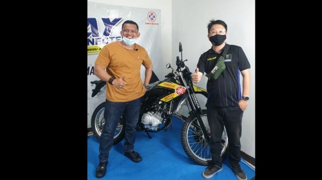 Aipda MP Ambarita (kiri) berpose dengan Yamaha WR 155 R [PT YIMM].